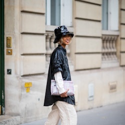 Baggy jeans with strappy sandals in street style.