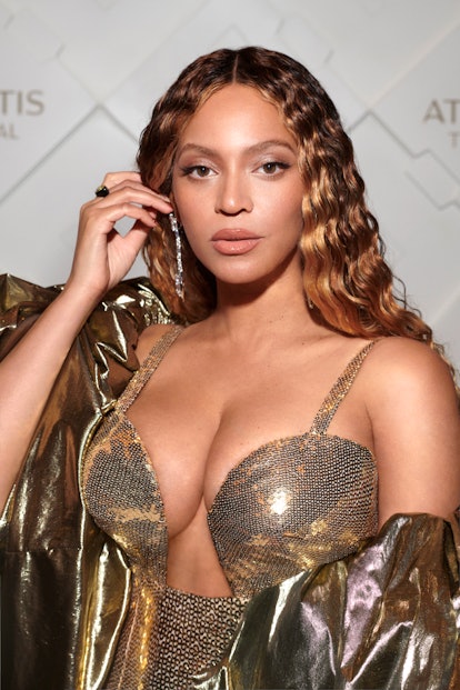 Beyoncé long crimped hair in Dubai 2023