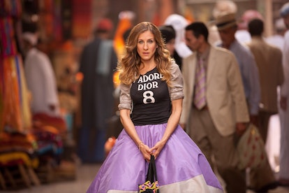 Carrie Bradshaw outfit: purple skirt and Dior t-shirt