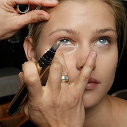 How to apply under eye concealer