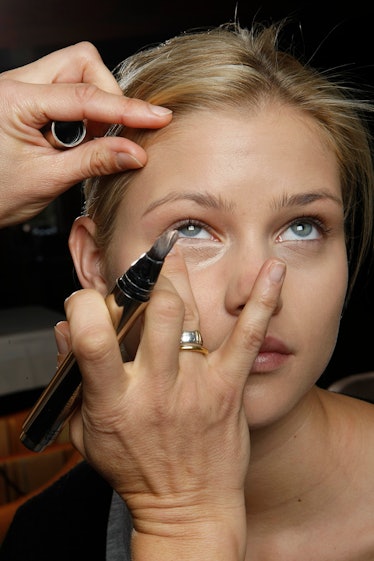 How to apply under eye concealer