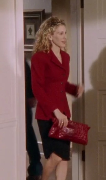 Carrie Bradshaw outfit: blazer with shoulder pads