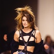 Le top model Cindy Crawford lors du défilé Chanel, collection Prêt-à-Porter Printemps-Eté 1994 le 12...