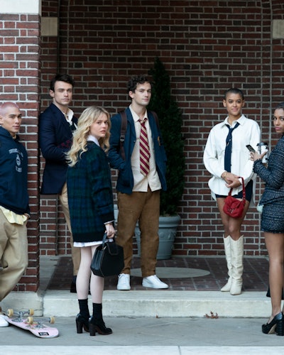 The cast of HBO Max's 'Gossip Girl' pose. 